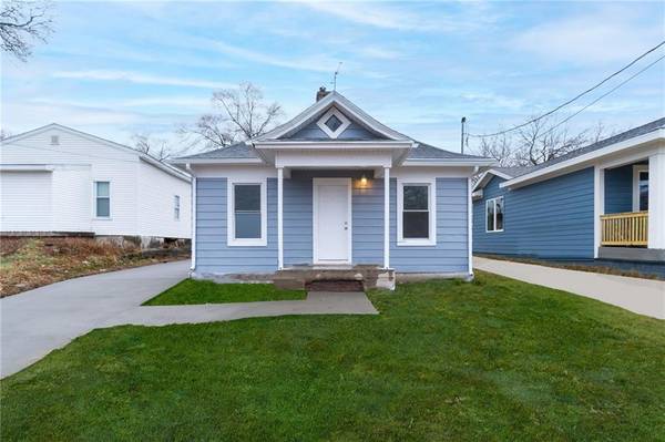 "Charming Bungalow: New Foundation, Spacious Lot, Central Location!" 1