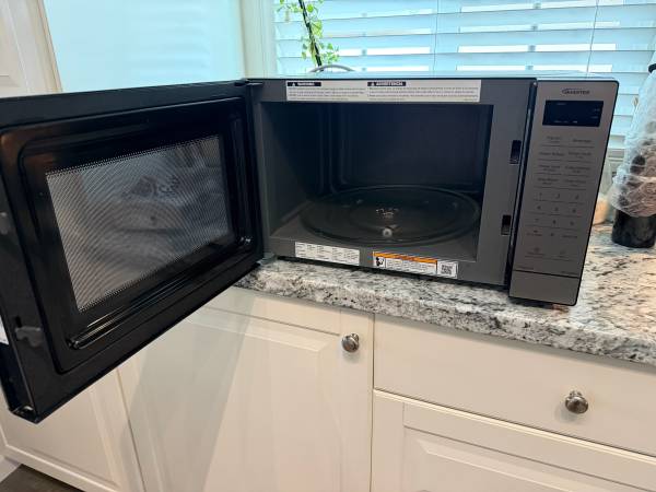 Practically new 1200W Microwave 1