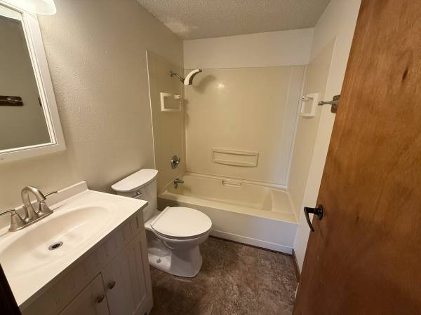 $795 / 2br - 650ft2 - 🌟 2BR/1BA Upper Unit – Cat Friendly – $795/mo – Available NOW (Eau Claire, WI)63845958979969122