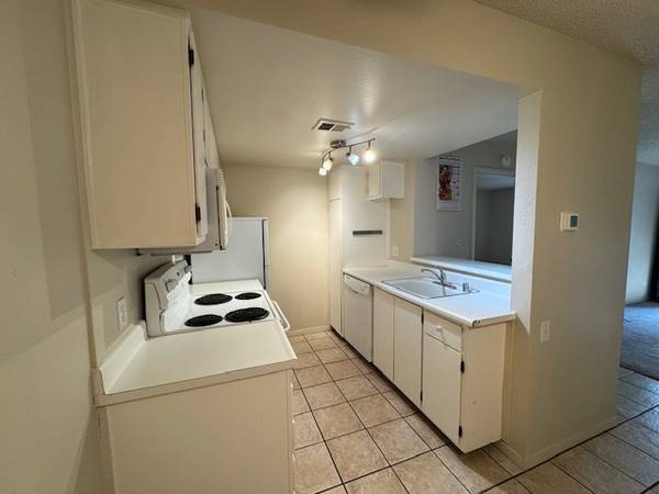 $1,495 / 1br - 1 BR en comunidad cerrada, patio trasero junto al agua, piscina, spa, sauna!! (Arden Arcade Sacramento)63900179649794122