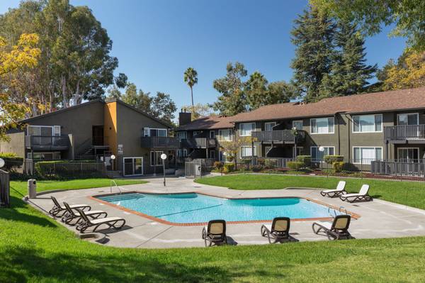 $2,410 / 1br - 623ft2 - Bottom floor, renovated with a balcony! APT (fremont / union city / newark)63824141544833124