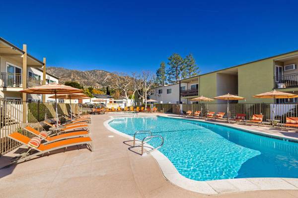 $3,490 / 3br - 1100ft2 - Reserved Parking, Stylish Tile Backsplashes*, Dishwasher*, Backyard* (La Crescenta/ Montrose)63701166866305120