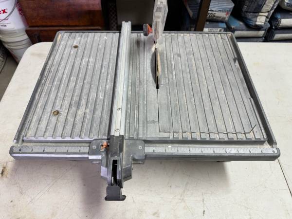 Small table top Ridgid tile saw 1