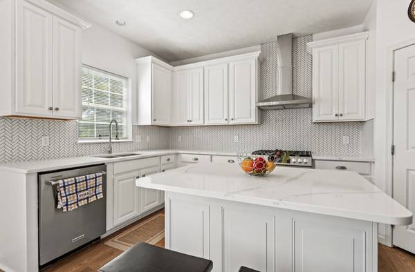 $579,999 / 4br - 2500ft2 - **Your Dream Home Awaits in Wadsworth!** 4 Bed 4 Bath63661042318337121