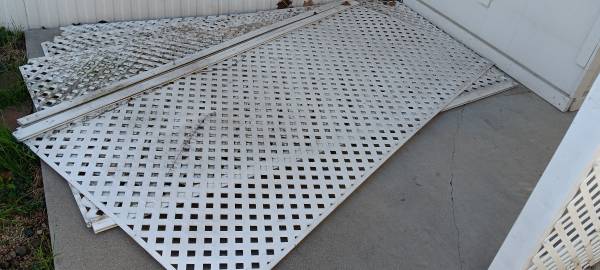 Four full size and two halfs 4'x8' sturdy white vinyl lattice panels 1