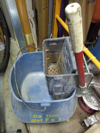 2 Mop buckets + 4 metal wringers, 1