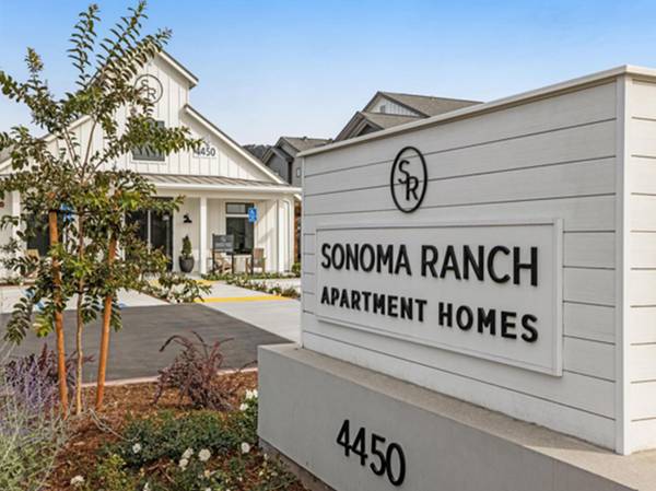 $3,095 / 2br - Track Light, Modern Pool, Upgraded Energy Efficient LED Lights (Larkfield / Santa Rosa)64011483913218123