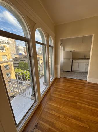$2,000 Downtown Upper Floor Studio Apartment with Good Sunlight (lower nob hill)63890429195265122
