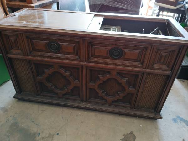 1970's Stereo/Turntable/AM-FM Radio/Album Storage 1