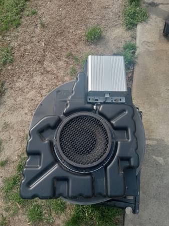 2003 Ford Expedition Speaker box w/amp 1