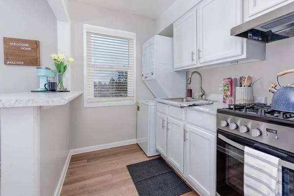 $1,955 / 3br - 858ft2 - Pet-Friendly Near Seahurst Park  Great Amenities and Rare Opportunity! (Burien)63659695960707122