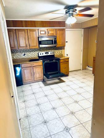 $3,000 / 2br - 1000ft2 - $3000 2 Bed 1 Bath Apt. + Office (1000 Sqft) Utilities Incl. Stamford (Stamford)64033633359746122