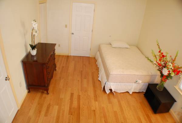 $1,250 Huge room in a renovated  apt near Orange and Green line (Near Sullivan SQ T Station and  East Somerville Statiom)63612006413315122