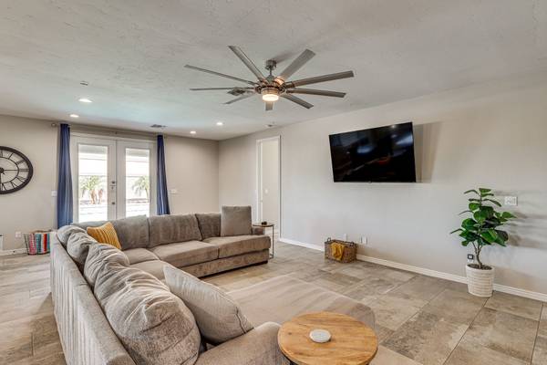 $170 / 4br - Modern Gem w/ Pool & Mtn Views in Lake Havasu City (Lake Havasu City)63813161960961121