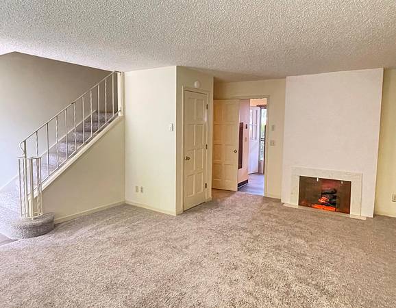 $1,410 / 2br - Encantadora casa adosada de 2 habitaciones - Ubicación conveniente cerca de la línea de transporte urbano (Salem Sur)63660478772865121