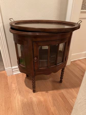 Display cabinet with tray 1