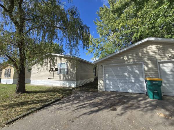 $94,900 / 3br - 1456ft2 - Absolutely Beautiful!   Garage!  Available Immediately! (Chaska)64003961549955120
