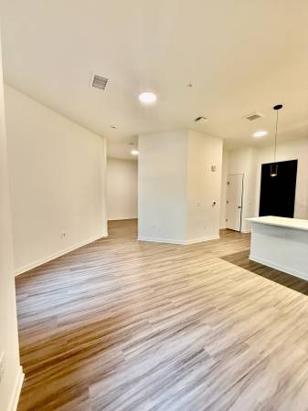 $1,440 / 676 pies cuadrados - Colorado Springs Chic: Estudio contemporáneo en el corazón del centro (Centro ~ Fort Carson ~ Cheyenne Hills ~ Broadmoor)63687049510785124