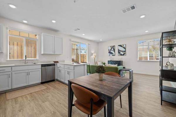 $2,449 / 1br - 1023ft2 - Gabinetes Personalizados, Lavadora/Secadora Incluida, Aire Acondicionado (6122 Plaza Loop, Rocklin, CA)63844739132035124