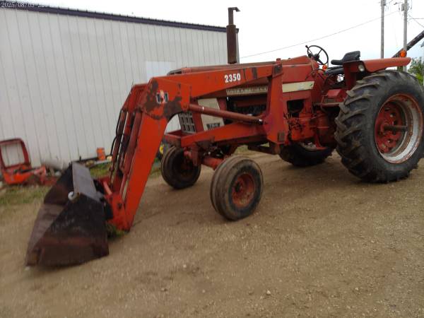 International 766 with loader 1