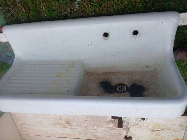 Old porcelain sink 1
