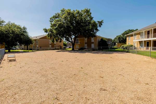 $1,299 / 3br - 1015ft2 - Rentable Reserved Parking, On-Site Laundry Facility, 3/bd 1.5/ba (12221 Fleming Dr, Houston, TX)63924044029571124