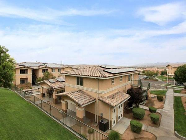 $1,186 / 3br - 1058ft2 - Conveniently Located, Two, Three & Four Bedroom Floor Plans (92311)64028082435843123