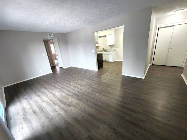 $1,100 / 2br - 1026ft2 - Charming 2-Bedroom w/ Pool, Laundry & Pet-Friendly (10905 North Mill Court, Omaha, NE)63681660202497122
