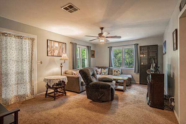 $375,000 / 3br - 1709ft2 - UpDated 3 Bed 2 Bath House HUGE Yard for ADU, Duplex, In Law Potential (Grants Pass)64318773295361124