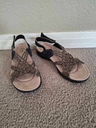 New Clarks "Amanda Ease" Size 9.5 Sandals - Half Price! 1
