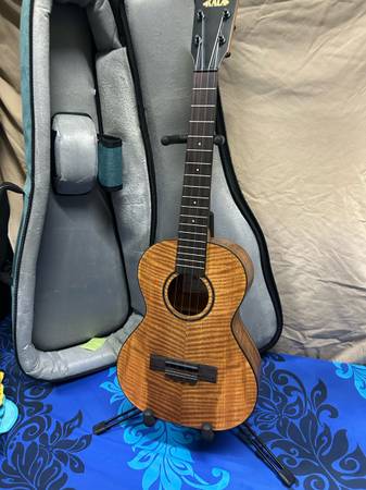All Solid Curly Mango Metropolitan™ Tenor Ukulele with Kala case 1