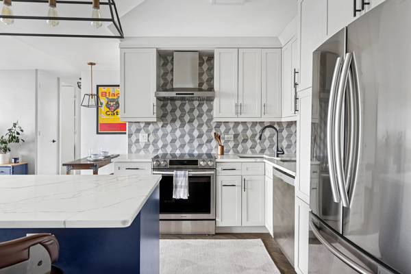 $515,000 / 2br - 1200ft2 - 2b2b condo newly renovated condo with views of lake and city (lakeview east)63960013634691122