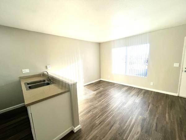 $1,895 / 1br - 650ft2 - Newly Updated 1BD & 1BTH Upper   Unit !! (City Heights)63663736924161122