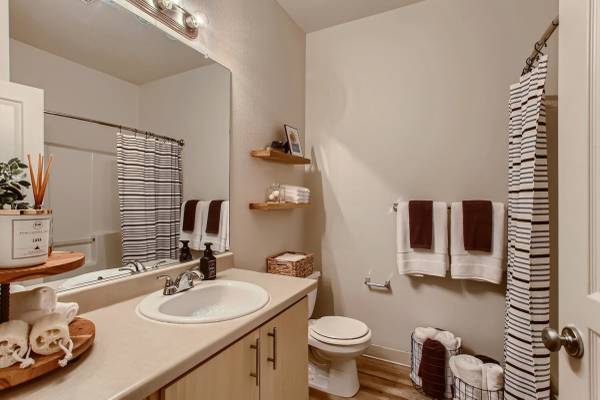 $1.705 / 1br - 746 pies² - ¡El departamento perfecto de una habitación para ti y tu amigo peludo!! (Fairview, OR)63842024791939123