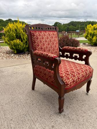 Walnut Antique chair In Good condition 1