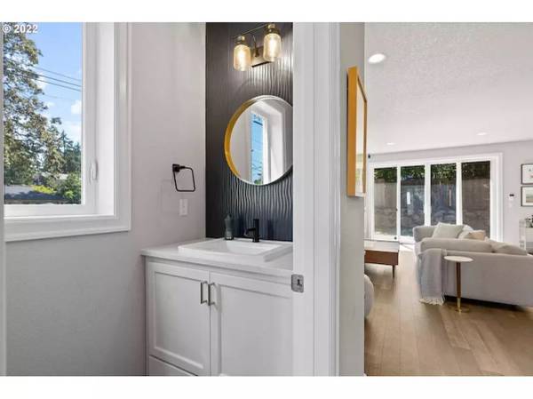 $195 / 2br - Nueva casa elegante y tranquila en Lake Oswego con asombroso patio (Lake Oswego, OR)63914740629122122