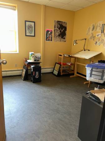 $850 / 1000 pies² - Suite con una amplia sala abierta, 2 oficinas privadas y una sala administrativa (Brattleboro)63313379174785122