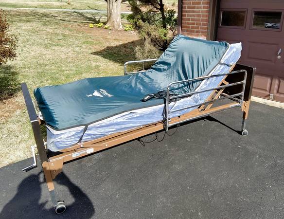 Adjustable Electric Medical Bed with rails 1