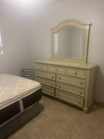 $1,000 / 1br - Private room in west Hialeah (Hialeah)64051002828803123