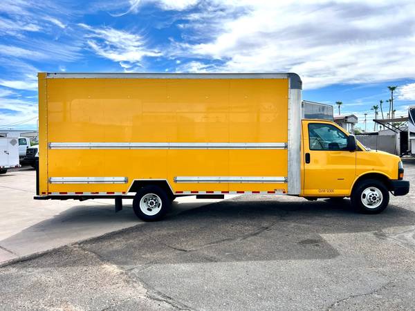 2021 GMC Savana Cutaway - Photo 2