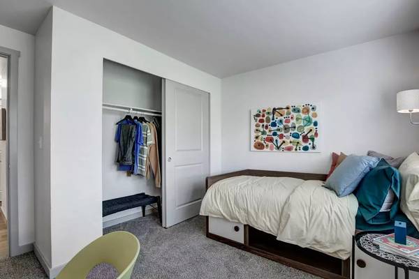 $2,170 / 2br - 884ft2 - Check out these views! You'll love this location and this 2 bd 1 ba! (Mountlake Terrace)64031134794626122