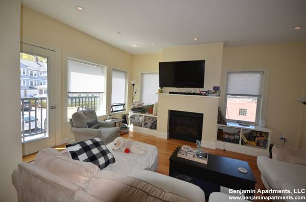$5,800 / 4br - **BRIGHTON-HUGE 4 BED-3.5 BATH, GARAGE PARKING, IN-UNIT LAUNDRY! (Brighton)63856447334019123