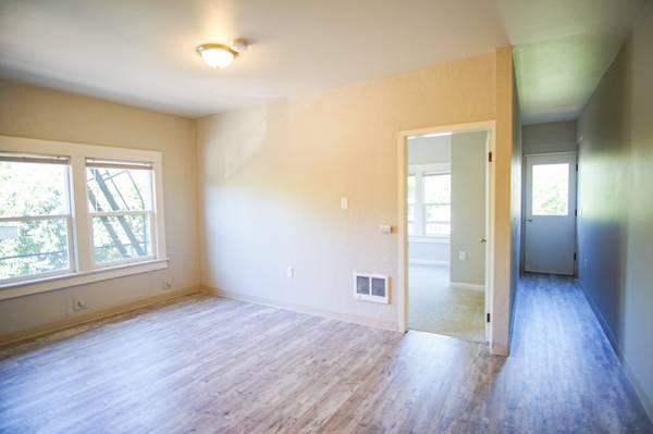 $1,565 / 1br - Inner SE 1 Bed w/Modern Updates + Private Deck Ready Late November! (Buckman)63895123556867123