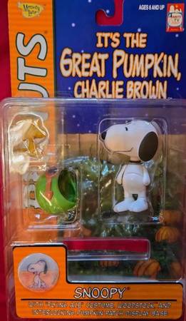 2003 It's Great Pumpkin Charlie Brown Snoopy Figure 1