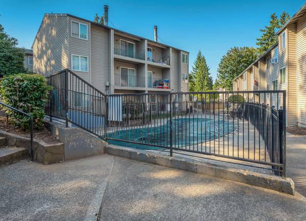 $1,250 / 1br - Fireplace, Fans, Large Ceilings + Lovely 1 Bedroom - Pet Friendly Unit (Portland)63831327442305122