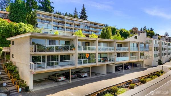 $360,000 / 1br - 725ft2 - NEW PRICE | Charming South Hill Condo With Bay Views (Bellingham)64213544932226120