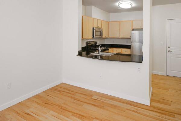 $1,915 / 2br - 910ft2 - Fitness Center, High Ceilings, On-Site Laundry Centers (Goose Hollow, Portland)63831398009731122