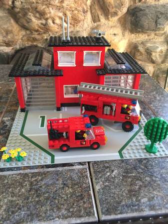 Vintage 1981 Lego Firehouse (Complete) #6382 1