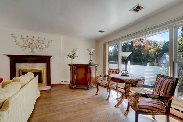 $899,000 / 7br - 2724ft2 - IN CONTRACT!Spacious Corner House with Endless Potential in Glen Cove! (Glen Cove)64033634652035122
