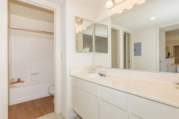 $2,249 / 1br - 650ft2 - in Canyon Country CA, Disability Access, 1 Bed (26741 N. Isabella Pkwy, Canyon Country, CA)63998006194307124